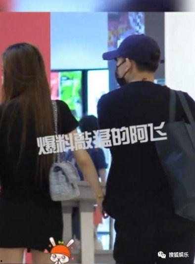 娱乐吃瓜拍到恋情,当红明星甜蜜恋情曝光,甜蜜瞬间被吃瓜群众捕捉 第2张 娱乐吃瓜拍到恋情,当红明星甜蜜恋情曝光,甜蜜瞬间被吃瓜群众捕捉 第2张